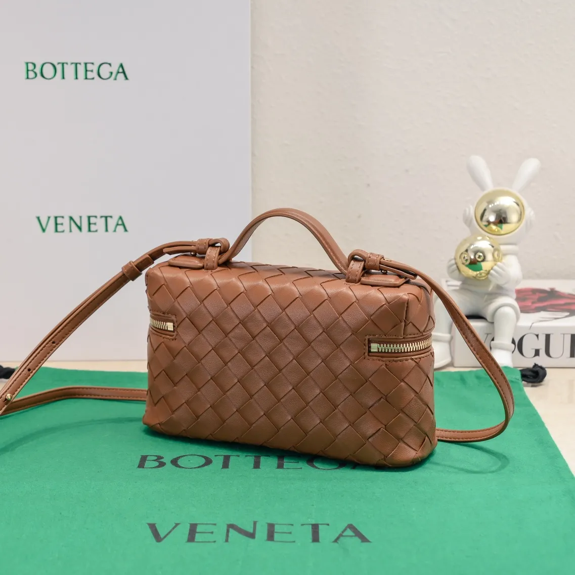 Batch 1360 Bottega Veneta 24 spring and summer woven zipper crossbody bag. A crossbody bag that can be used as a cosmetic bag. The exquisite weaving and compact body are an indispensable accessory for the upcoming summer. The double zipper also better protects the bag. It has a large capacity. If you like it, don’t miss it. Style number: 9109 Size: 22*12.5*5cm